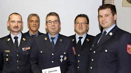 Kreisbrandrat Oliver Flake, Kreisbrandinspektor Johannes Schmitt und Kreisbrandmeister Harald Kraus überreichen Reinhold Ruschig (M.) das Feuerwehrehrenkreuz des Kreisverbandes. Peter Schmitt (2. v. l.) hört nach 16 Jahren als Vorsitzender auf. Fotos: Mathias Erlwein