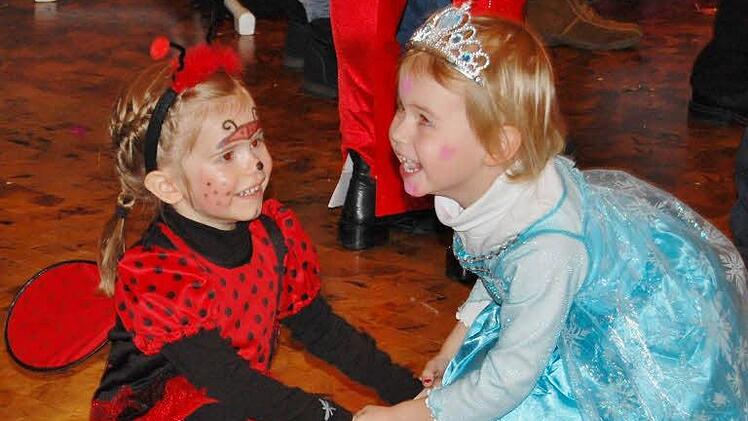 Faschingstreiben im Tattersall.  Foto: Sigismund von Dobschütz