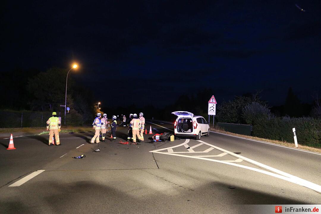 Am Montagabend krachte ein 28-jähriger Motorradfahrer bei Lichteneiche in ein Auto.