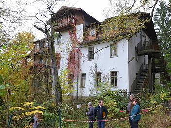 Ortstermin mit Dornröschenflair - Bürgermeister Sebastian Straubel sucht mit den Eigentümern nach einer Lösung. Fotos: Rainer Lutz