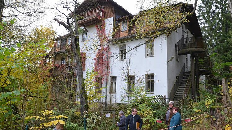 Ortstermin mit Dornröschenflair - Bürgermeister Sebastian Straubel sucht mit den Eigentümern nach einer Lösung. Fotos: Rainer Lutz