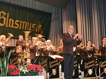 Dirigent Norbert Glock hatte sichtlich Freude mit seiner "Egerländer Blasmusik". Foto: Björn Hein