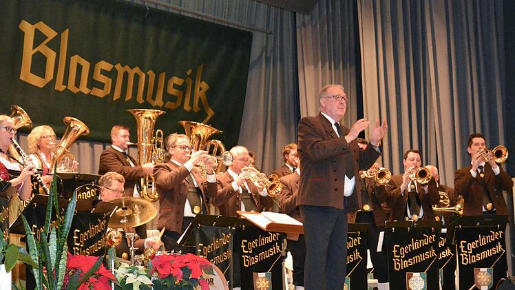 Dirigent Norbert Glock hatte sichtlich Freude mit seiner "Egerländer Blasmusik". Foto: Björn Hein