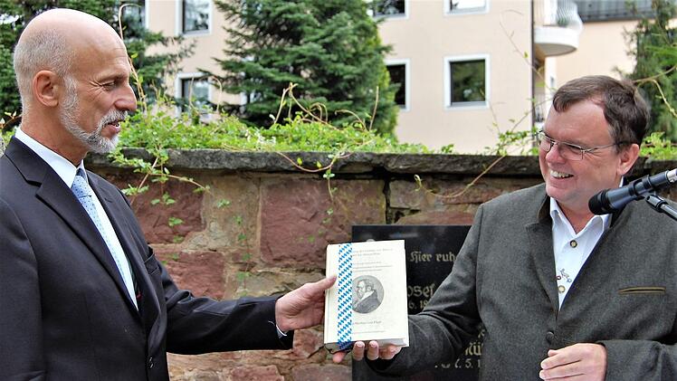 Denkmal-Initiator Gerhard Lehrberger (rechts), akademischer Direktor an der TU München, überreicht Oberbürgermeister Kay Blankenburg seine Neuausgabe von Flurls Hauptwerk "Beschreibung der Gebirge von Bayern und der Oberen Pfalz" Foto: Sigismund von Dobschütz