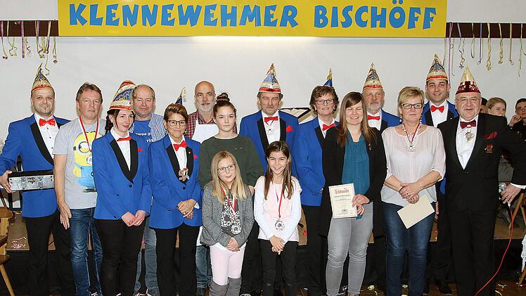 Zahlreiche verdiente Mitglieder der Kleenewehmer Bischöff wurden bei der Faschingseröffnung geehrt. Unser Bild zeigt sie zusammen mit den Mitgliedern des Siebener-Rates.   Rechts auf dem Bild Klaus Mültner, Beirat im Fastnachtsverband Franken. Foto: Dieter Britz