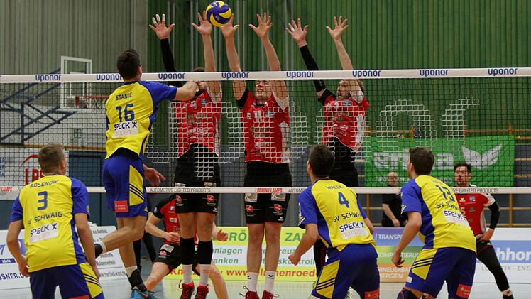 Hier steht der Eltmanner Block mit Mircea Peta, Janis Späth und Johannes Engel (v. l.) und wehrt den Angriff von Perica Stanic (Nr. 16) ab. Fotos: Günther Geiling