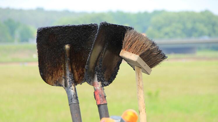 Arbeiter verpassten  in den  vergangenen  Tagen den schadhaften Stellen auf der Schönwetterstraße zwischen Medbacher Kreisel und B470 neuen Asphalt. Foto: Christian Bauriedel