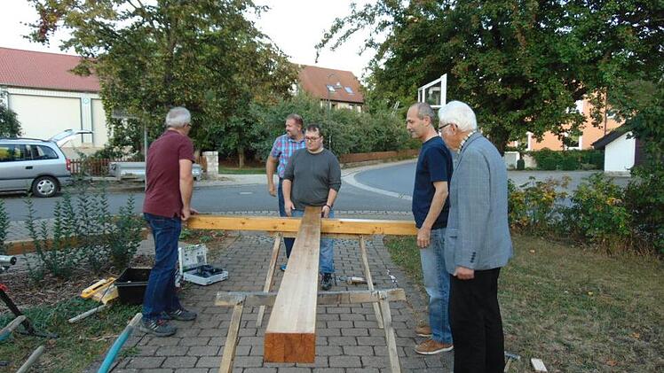 Drei Meter hoch ist das Holzkreuz. Foto: Petra Malbrich