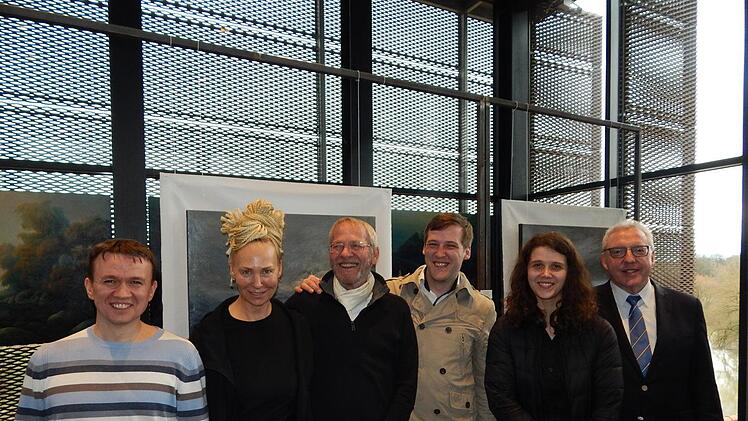 Vitaly Zverev, Yulika Nezvankina, Pavel  Fedorov und Margarita Petrova (von links) mit Kurator Lutz-Benno Kracke  (Dritter von links) und Bürgermeister Harald Hübner (rechts). Foto: Horst Wunner