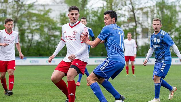 Weisendorfs Torsch&uuml;tze Andreas Schmidt (rechts) hat gegen Erlangens Timur Zenginer kein einfaches Spiel. Die SpVgg und ihr Ex-Trainer Bernd Fuchsbauer teilten sich beim 1:1 die Punkte.  Foto: Sportfoto Zink