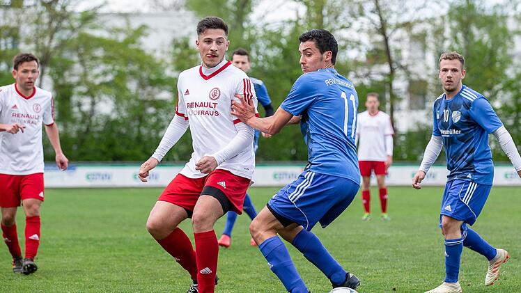 Weisendorfs Torsch&uuml;tze Andreas Schmidt (rechts) hat gegen Erlangens Timur Zenginer kein einfaches Spiel. Die SpVgg und ihr Ex-Trainer Bernd Fuchsbauer teilten sich beim 1:1 die Punkte.  Foto: Sportfoto Zink