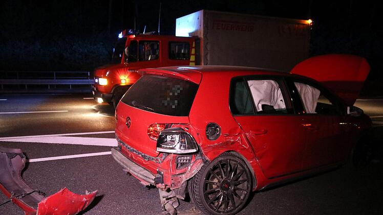 Schwerer Unfall in Lauf an der Pegnitz: Zwei Autofahrer wurden verletzt. Foto: NEWS5 / O&szlig;wald