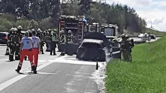 Der Fahrer brachte seinen Opel, der Feuer gefangen hatte, auf dem Standstreifen zum Stehen.
