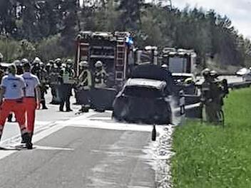 Der Fahrer brachte seinen Opel, der Feuer gefangen hatte, auf dem Standstreifen zum Stehen.