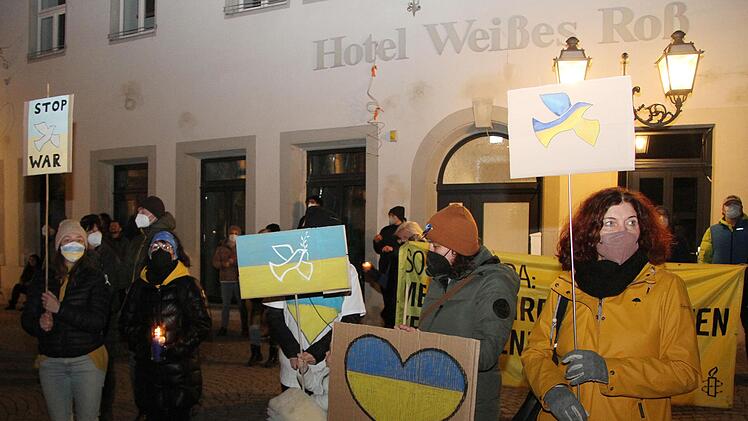 Die Aufschriften auf den Schildern waren international: "Stop war!" -  "Beendet den Krieg!", war die Forderung der Mahnwache. Künftig soll jeden Dienstag auf dem Kulmbacher Marktplatz für den Frieden demonstriert werden. Foto: Sonny Adam