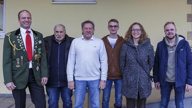 Bei der Schützengilde Poppenroth  gab es einige besondere Ehrungen (von links): Sportleiter Matthias Metz, Manfred Früchel, Siegfried Kröckel, Christoph Metz, Jessica Eck und Bastian Schmit. Foto: Lothar Metz                                       ...