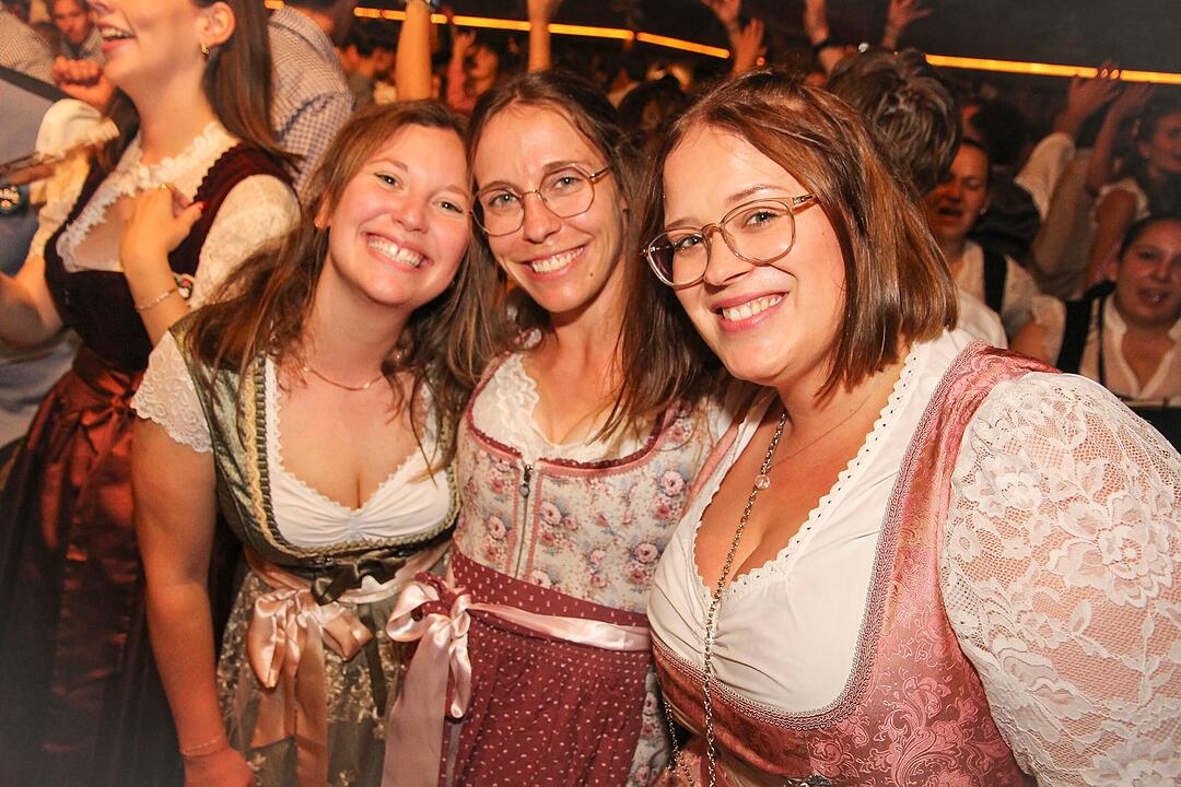 Tanzen, Feiern, Mitsingen &ndash; bayerische Partystimmung bis Mitternacht.