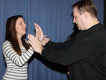 Wirkungsvolle Übungen zur Selbstverteidigung vermittelte Frank Bayer den Mädchen. Juliane Lenhard (links) weiß sich zu wehren.Fotos: p