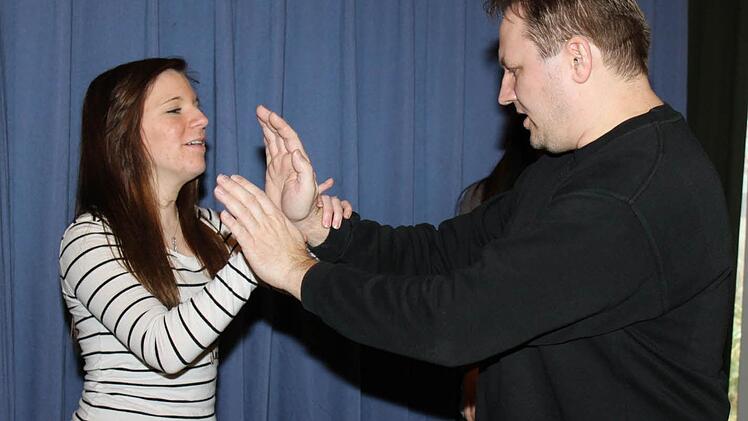 Wirkungsvolle Übungen zur Selbstverteidigung vermittelte Frank Bayer den Mädchen. Juliane Lenhard (links) weiß sich zu wehren.Fotos: p