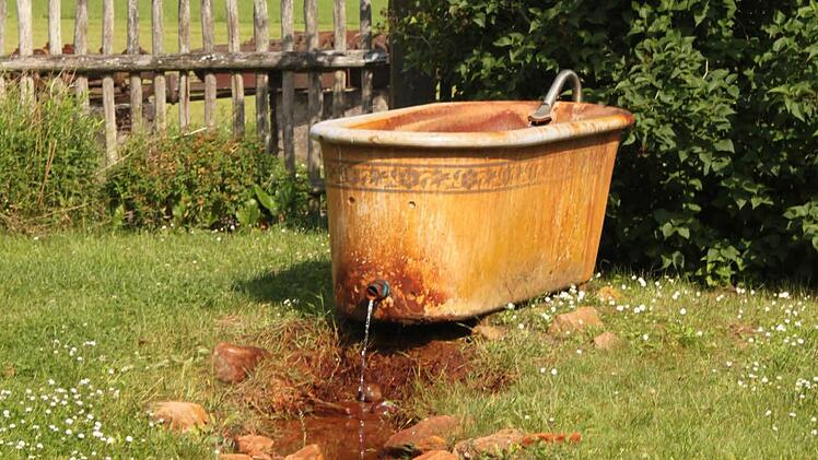 Eine alte Badewanne aus dem ehemaligen Salinenbad im Garten des neuen Pumpenhauses.