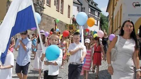 Die Obere Schule hatte die traditionellen weiß-blauen Fahnen wieder herausgeholt: schön!