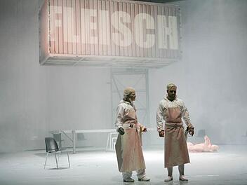 Da wird die Bühne zum Schlachthaus: Szene aus Christoph Nußbaumeders "Fleischwerk" Fotos: Marion Bührle