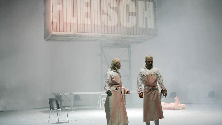 Da wird die Bühne zum Schlachthaus: Szene aus Christoph Nußbaumeders "Fleischwerk" Fotos: Marion Bührle