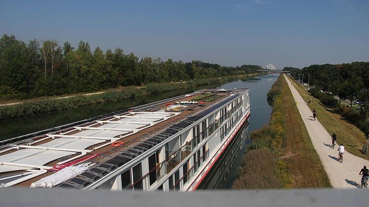 Schiffunglück auf dem Main-Donau-Kanal bei Erlangen Foto: Christian Bauriedel