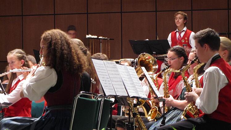50 Musiker begeisterten anlässlich des Jubiläumskonzerts zum 20-jährigen Bestehen des Bezirksjugendblasorchesters die Zuhörer in der Wandelhalle im Staatsbad.Foto: Sebastian Vogt