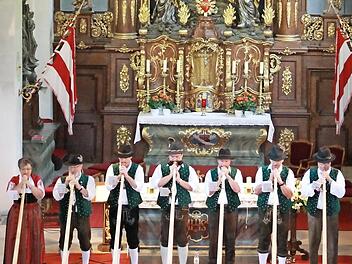 Die Alphornbläser der Schwarzen Berge musizieren am Sonntag, 23. April, in der Klosterkirche am Kreuzberg.  Foto: Petra Schmitt