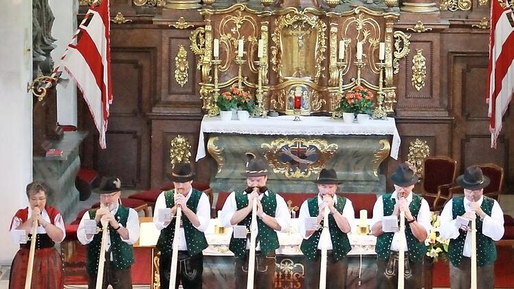 Die Alphornbläser der Schwarzen Berge musizieren am Sonntag, 23. April, in der Klosterkirche am Kreuzberg.  Foto: Petra Schmitt