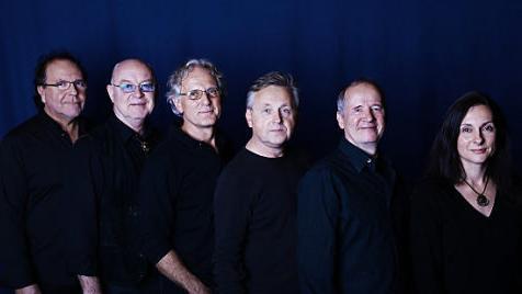 Die Band MoJo, das sind (von links) Jürgen Höhn, Gerd Löffler, Moritz Eisentraut, Heiko Jakob, Joachim Burdack und Yvonne Preising Foto: pr