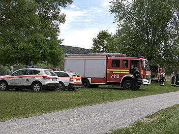Ein Mann sieht einen Menschen in einem See in Unterfranken untergehen. Rettungskr&auml;fte suchen zwei Stunden vergeblich das Gew&auml;sser ab. Foto: NEWS5 / H&ouml;fig