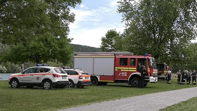 Ein Mann sieht einen Menschen in einem See in Unterfranken untergehen. Rettungskr&auml;fte suchen zwei Stunden vergeblich das Gew&auml;sser ab. Foto: NEWS5 / H&ouml;fig
