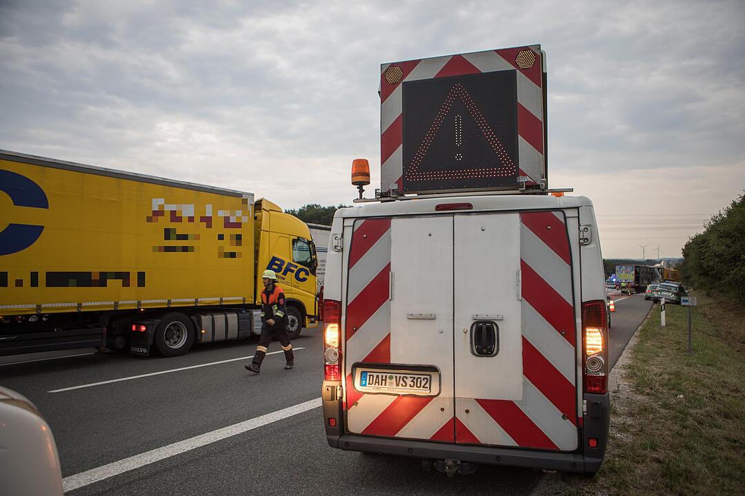 Auffahrunfall auf der A9 bei Allersberg: Lkws krachen ineinander – Bergungsarbeiten laufen