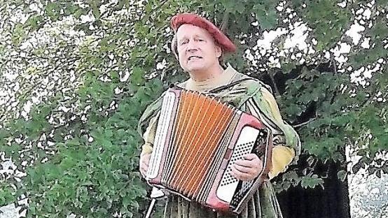 Jan Burdinski präsentiert am 25. August ein unterhaltsames Soloprogramm im Awo-Seniorenzentrum Rödental.  Foto: Ingrid Ott