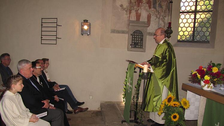 Bischof Dr. Matthias Ring bei seiner Predigt in der St.-Nikolaus-Kapelle. In der ersten Reihe sitzen von links: Patricia Raabs, Oberbürgermeister Norbert Tessmer, der evangelische Dekan Andreas Kleefeld, der römisch-katholische Dekan Roland Huth und Susanne Geerds von den Baptisten. Foto: Martin Koch