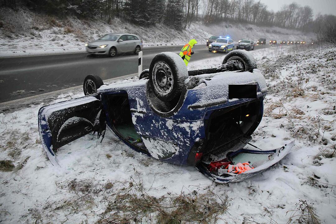 Straßen Oberfrankens werden nach starkem Schneefall zu Rutschpisten