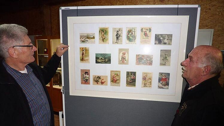 Gerwin Eidloth und Günther Scheler präsentieren in einer Sonderausstellung im bergmännischen Magazin uralte Grußpostkarten. Gerd Fleischmann