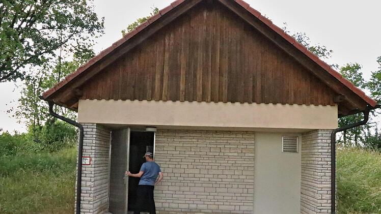 Topp gepflegt - das Wasserhaus am Hochbehälter in Lichtenstein, welches hier Wasserwart Bernd Hubert öffnet. Helmut Will