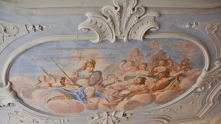 Im zweiten Raum ist die griechische Göttin Athene, umgeben von neun Musen gemalt. Das Ganze vermittelt durch einen rötlichen Wolkenschleier eine südliche Lichtstimmung. Auch dieses Gemälde ist mit Stuck reich verziert. Foto: Hanns Friedrich