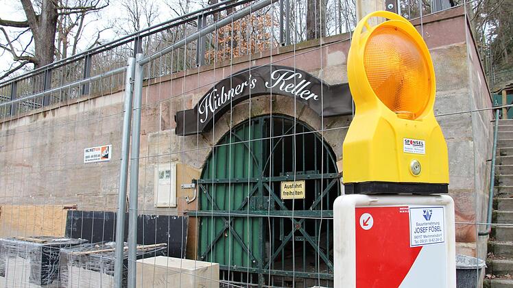 Alles für die Sicherheit: Die Stadt Erlangen baut am Nachbarkeller auf dem Bergkirchweihgelände neue Mauern und Geländer. Foto: Christian Bauriedel