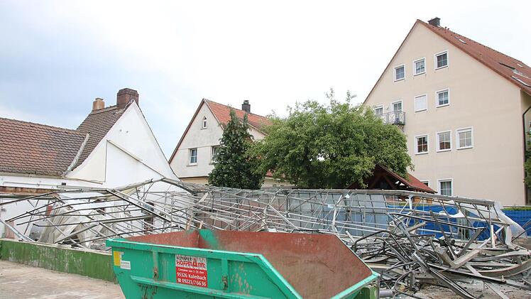 Die alte Gärtnerei in der Pölzer Straße in Mainleus wird abgerissen. Foto: Jürgen Gärtner