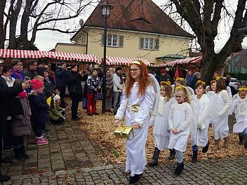 Christkind Emely mit seinen zauberhaften Englein. Foto: Heike Schülein