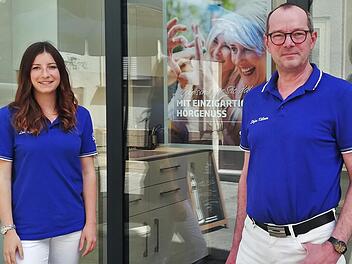 Vor ihrem Geschäft in der Grabengasse: Inhaber Stefan Köllmer und Tochter Lea.   Foto: Sigismund von Dobschütz