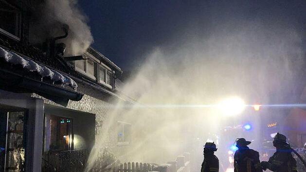 Die Feuerwehr war beim Brand in H&ouml;fles umgehend im Einsatz. Hier hatte der Qualm aus dem ersten Stock bereits deutlich nachgelassen. Foto: Feuerwehr Kronach