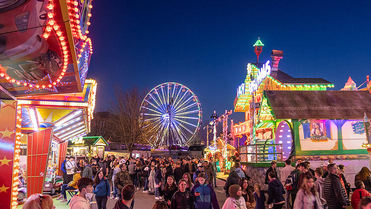 Nach zwei Jahren Corona-Pause: Erstes Volksfest in Bayern eröffnet