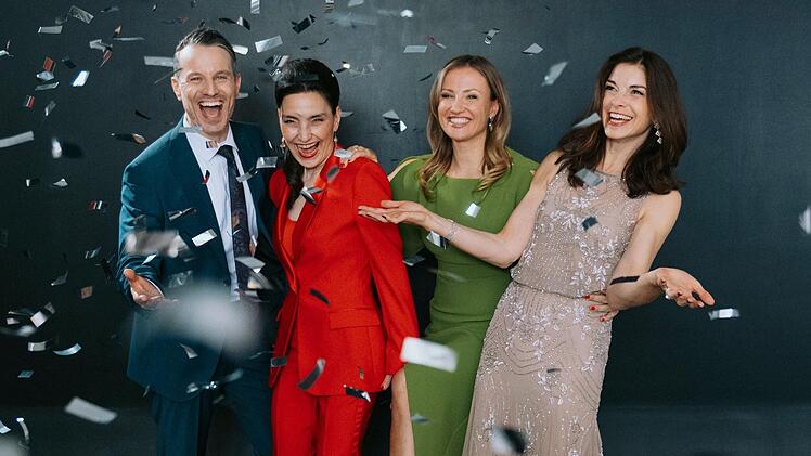"Alles was z&auml;hlt" feiert 20-Jahre-Jubil&auml;um. Mit dabei sind die aktuellen Hauptdarstellerinnen und Hauptdarsteller, von links: Marc Dumitru, Tatjana Clasing, Ania Niedieck und Bianca Hein.