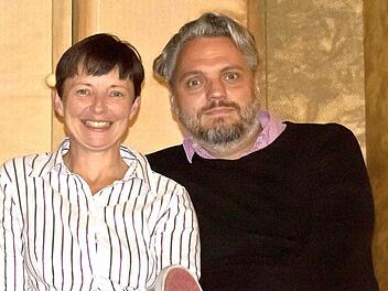 Zusammenarbeit im Namen Donizettis: Regisseurin Jean Renshaw und Ausstatter Christof Cremer. Das Bühnenbild für die komische Oper "Der Liebestrank" verspricht mit zarten Pastelltönen Toskana-Anklänge.  Foto: Jochen Berger