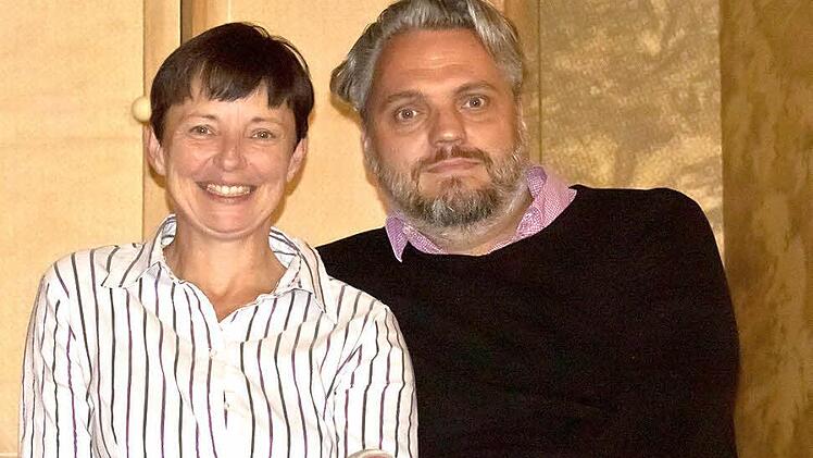 Zusammenarbeit im Namen Donizettis: Regisseurin Jean Renshaw und Ausstatter Christof Cremer. Das Bühnenbild für die komische Oper "Der Liebestrank" verspricht mit zarten Pastelltönen Toskana-Anklänge.  Foto: Jochen Berger